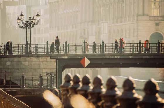 Menschen auf einer Brücke in der Stadt