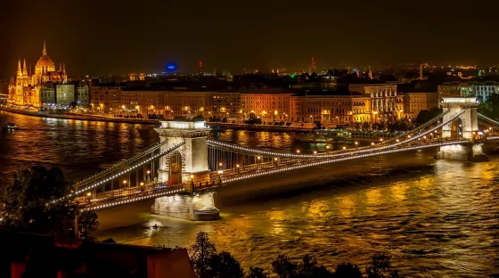 Blick auf die Stadt und den Fluss bei Nacht