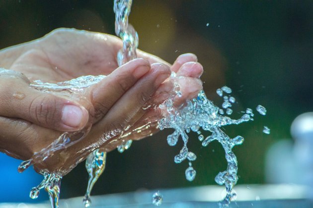 Hände und Wasser