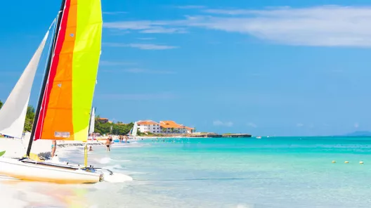 Segelboot am Strand