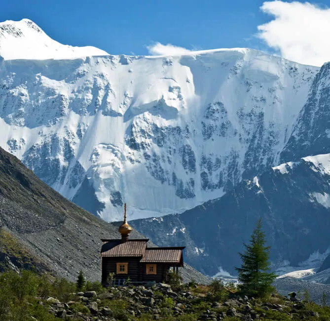 Kapelle vorm schneebedeckten Berg Belucha