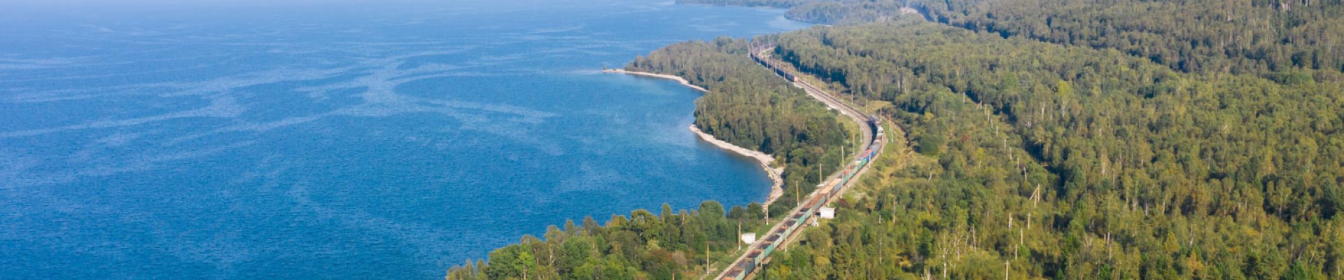 Blick von oben auf die Transsibirische Eisenbahnstrecke am Baikalsee