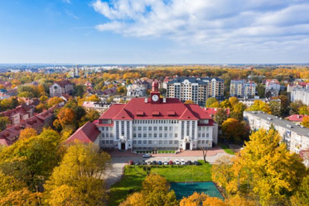 Blick auf das Universitätsgebäude von oben.