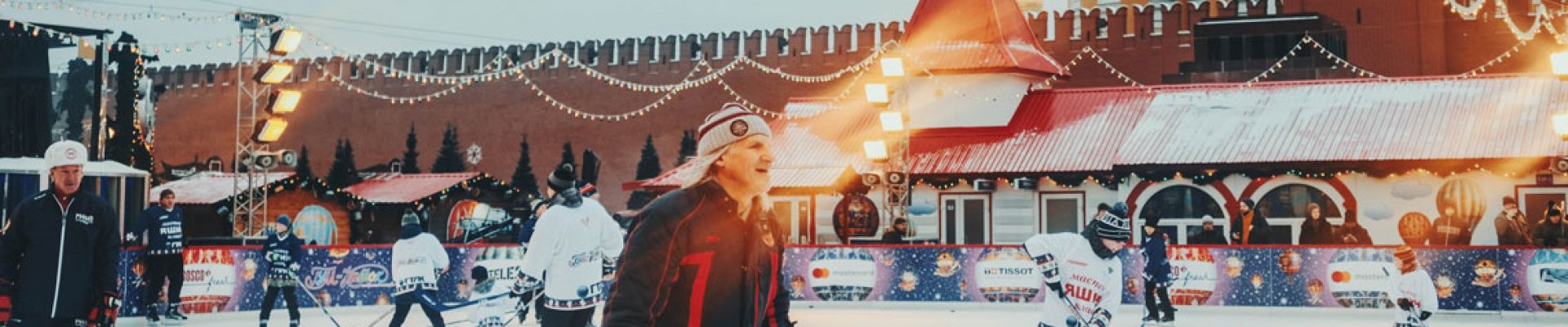 Weihnachtsmarkt mit Schlittschuhbahn am Moskauer Kreml