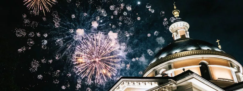 Feuerwerk in Moskau über der Christi-Erlöser-Kirche
