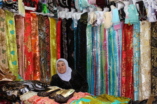 Stoffe kaufen auf einem Basar an der Seidenstraße von Usbekistan